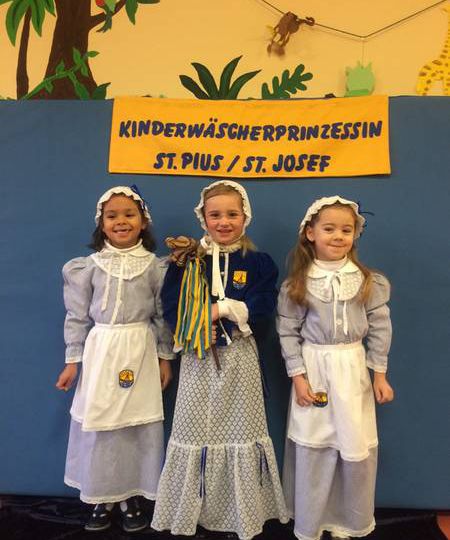 Kinder-WP 2014 Anna I. (Profitlich) mit ihren Wäscherinnen Maxima (Cardzo von Kirschten) und Sophia (Amthor)