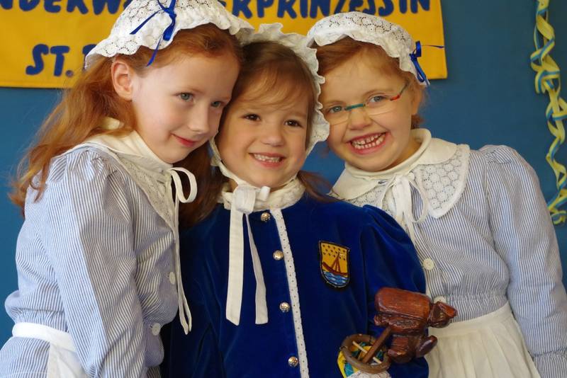 Kinder-WP 2015 Nele I. (Hoyer) mit ihren Wäscherinnen Emma (Losem) und Franka (Klapperich)